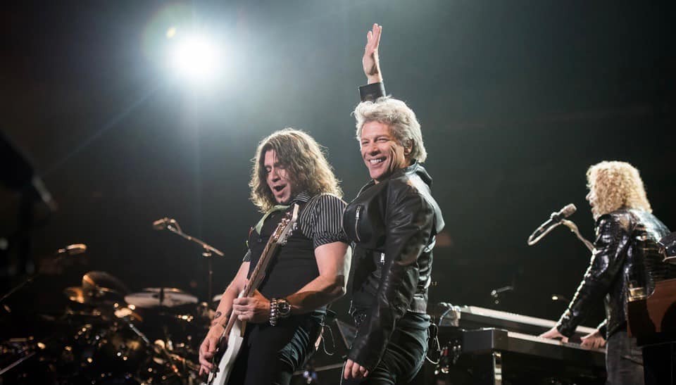 美國搖滾天王邦喬飛（中）在登台演出前夕，驚傳確診新冠肺炎而緊急取消表演。（翻攝Bon Jovi IG）