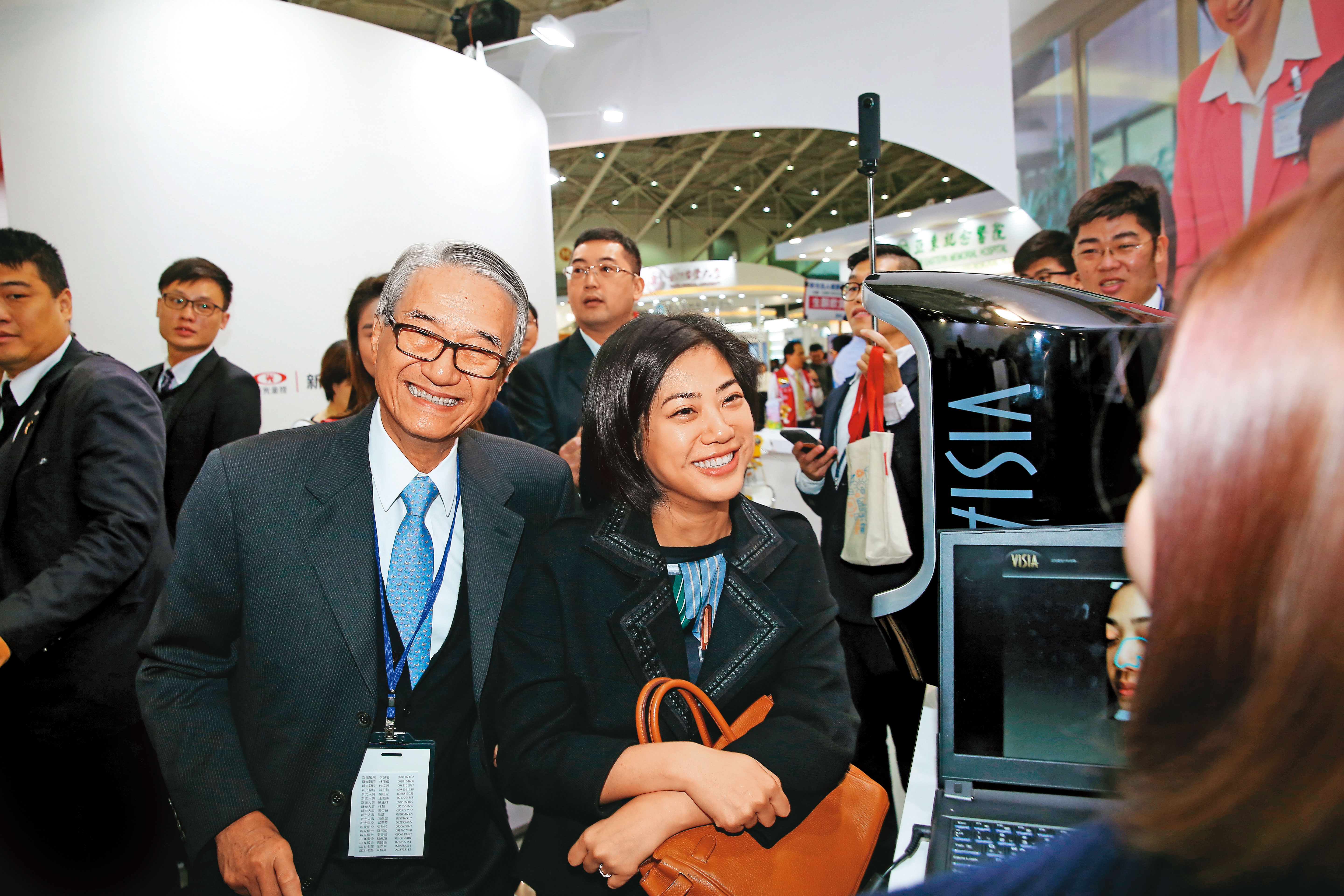 吳東進（左）積極推動新光三越IPO，被視為籌資鞏固新光金經營權，以順利交棒。