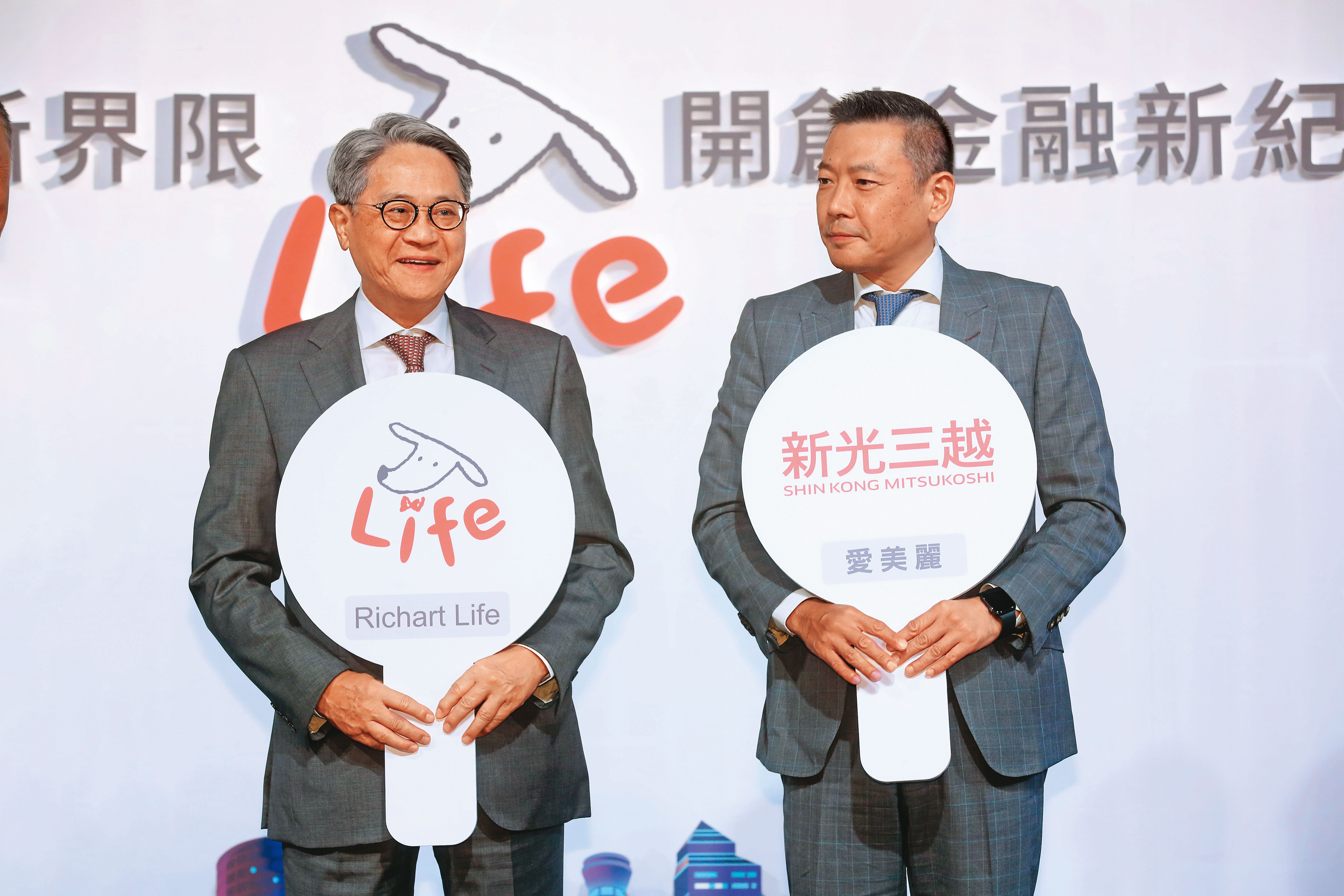 新光三越原定明年IPO，吳東亮（左）和吳昕陽（右）希望上市股價能更漂亮。