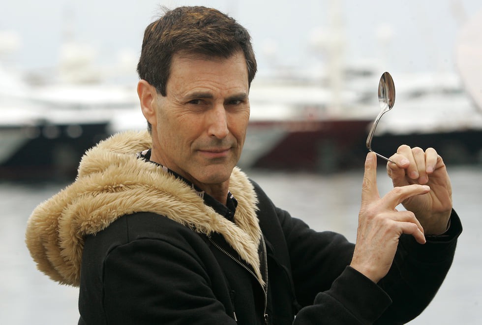 知名魔術師尤里蓋勒獲美國中央情報局認可，擁有不可思議的超能力。（翻攝Uri Geller IG）