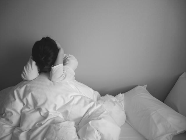 任男追求正妹每天打morning call叫對方起床，結果正好發現正妹遭到房東侵犯。（示意圖，非當事人，photo ac