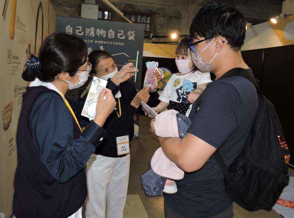 在慈濟環保策展區有專業的慈濟志工導覽介紹。（慈濟基金會提供）
