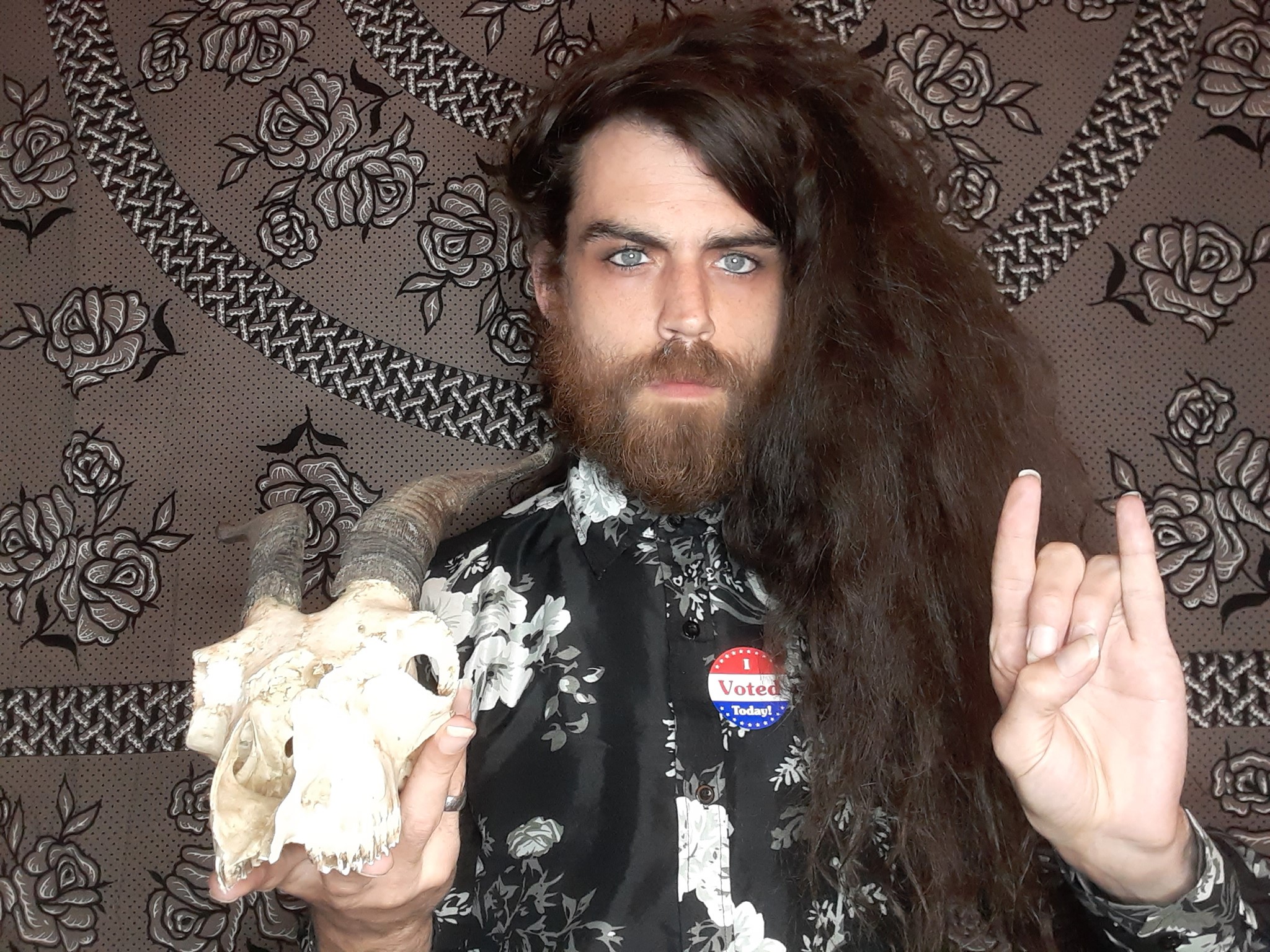 湯瑪士從小便自行修練巫術，日前獲撒旦教總部任命為牧師。（翻攝Thomas O'Brien Vallor IG）