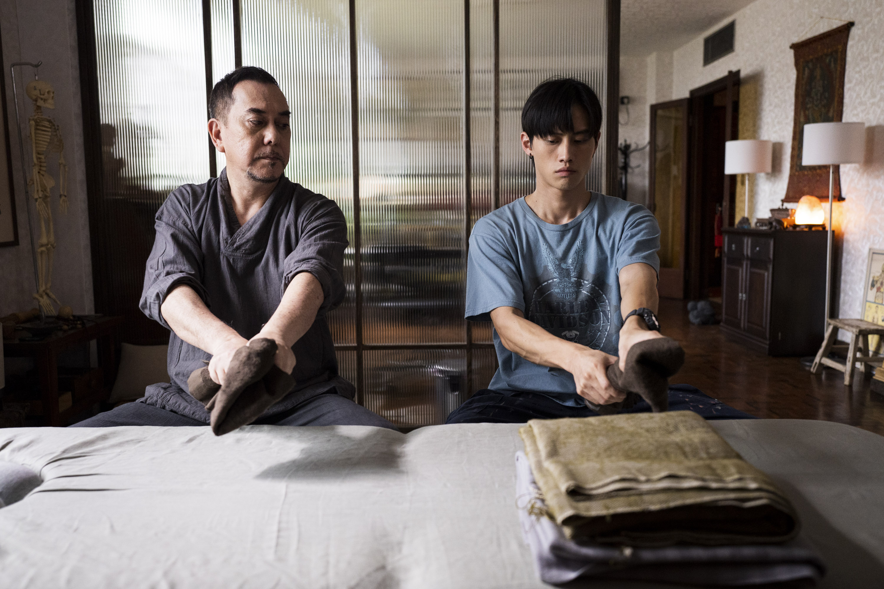 范少勳拜黃秋生為師學推拿，黃秋生說從好好過生活開始。（公視提供）