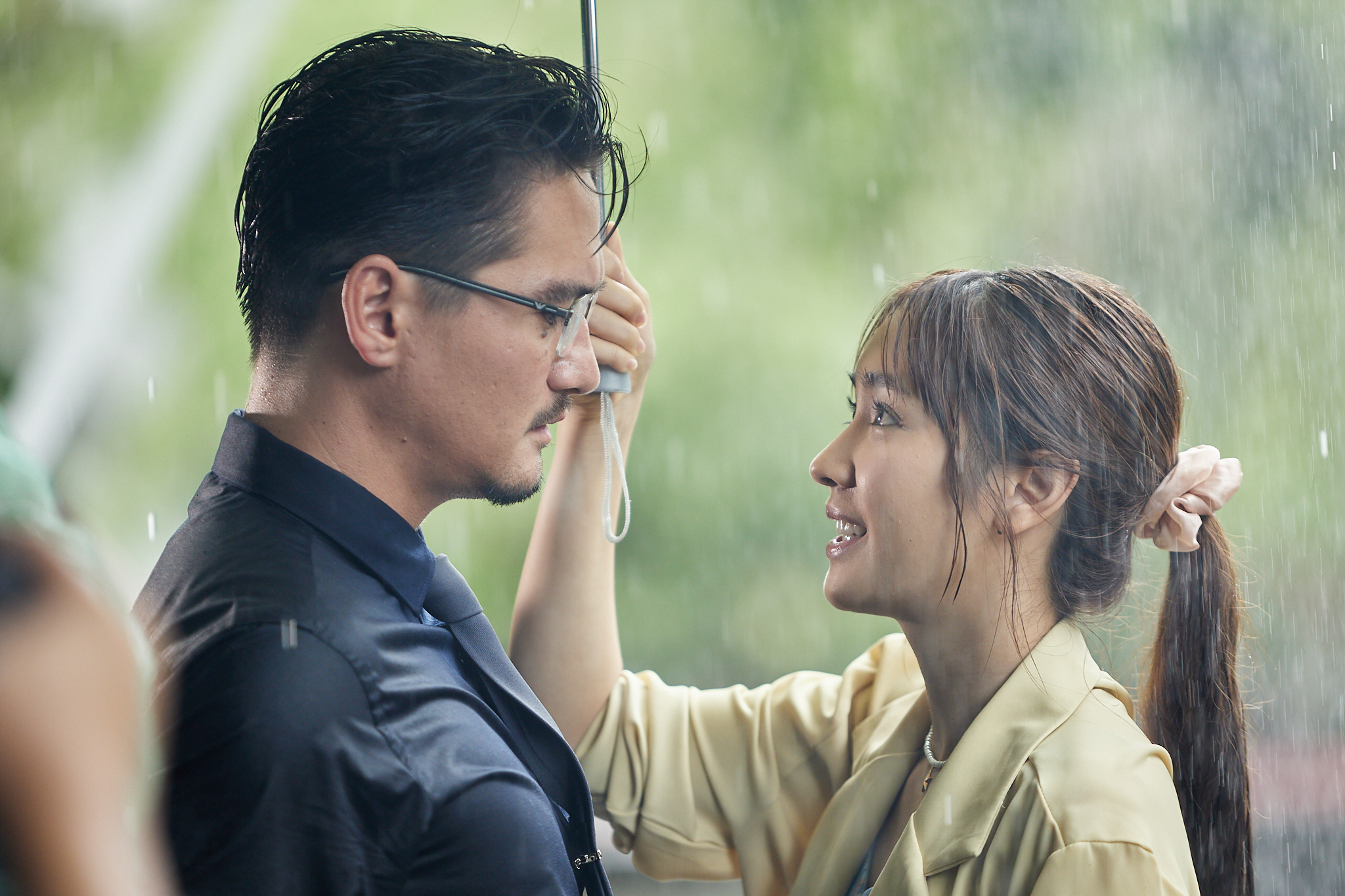阿南達與Min演出醫生與病人,由於劇中女主角罹癌,這段感情不知會走向何方。(CATCHPLAY提供)