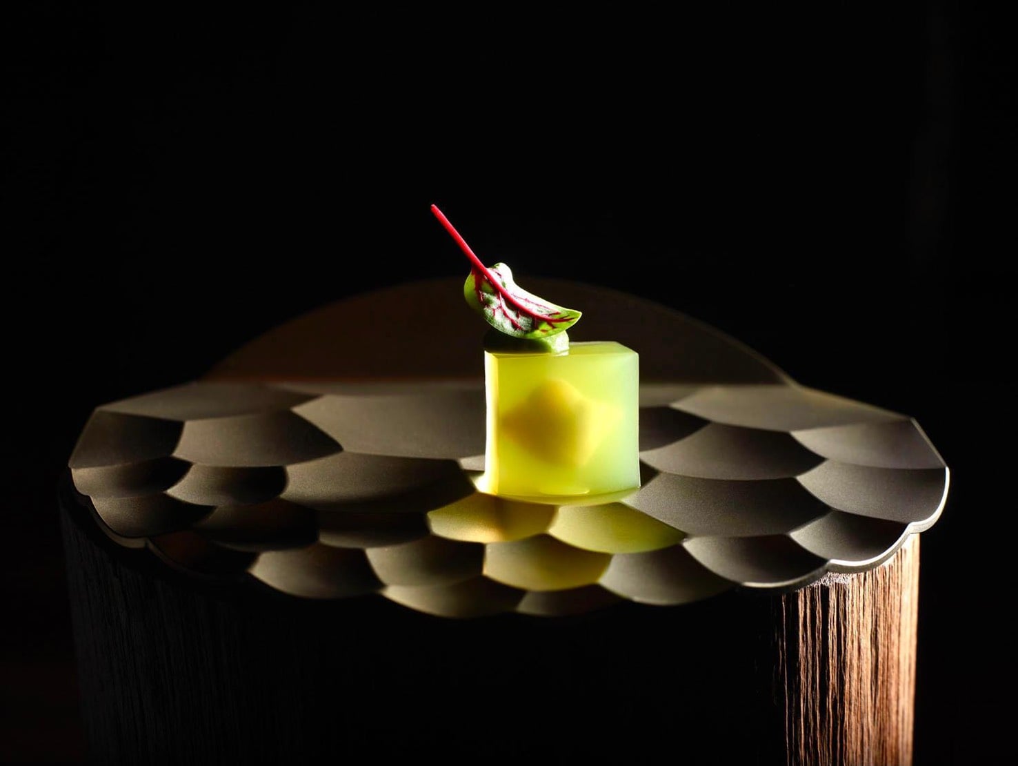 DOUXTEEL月盤獲全球最佳50間米其林三星餐廳Mirazur青睞，成為餐會指定食器。（DOUXTEEL提供）