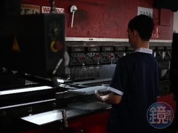 鈑金十分仰賴技術專業,圖為澄茂企業資深師傅正在進行鈑金加工。