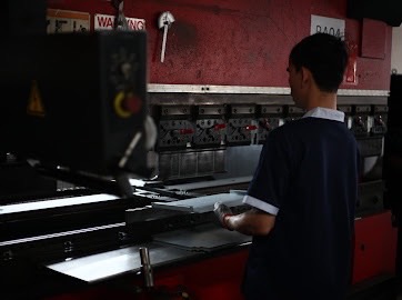 鈑金十分仰賴技術專業，圖為澄茂企業資深師傅正在進行鈑金加工。