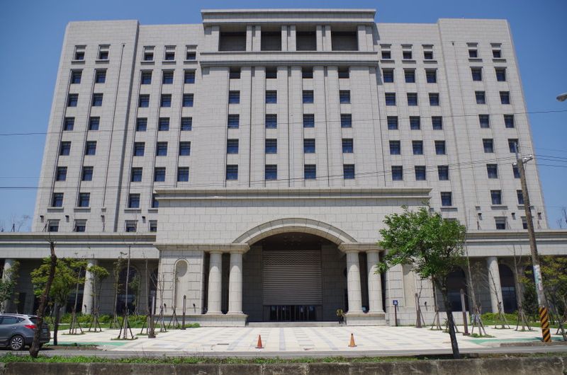 桃園地檢署依傷害、強制、恐嚇取財未遂等多項罪名，起訴涉嫌凌虐少年的親友團成員。（翻攝自維基百科）