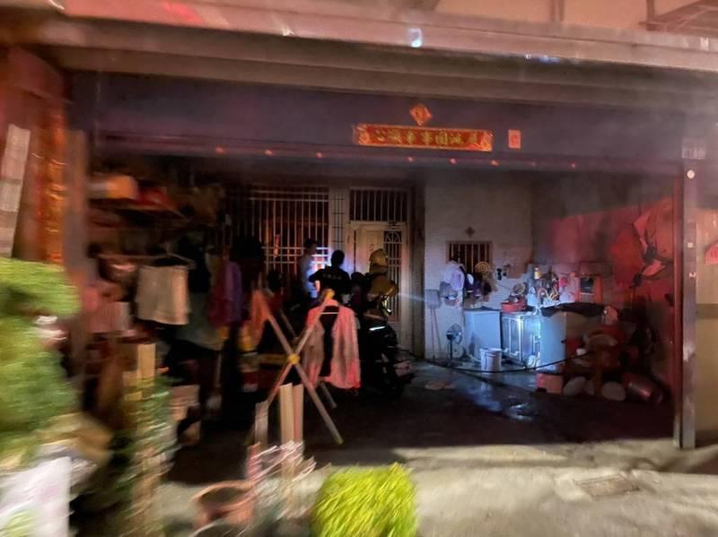 火勢稍降，消防人員進入屋裡搜救，發現屋主張男躺在一樓置物間旁。（消防局提供）