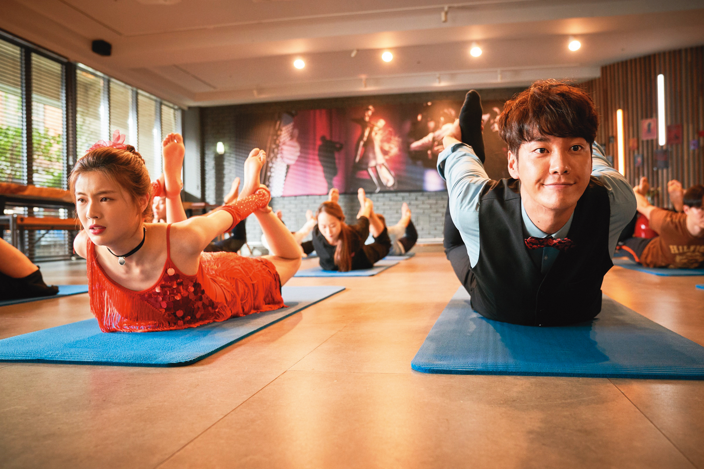 喜劇的滑稽沖淡了諜報動作片的緊張與正經，男女主角穿得一身正式上舞蹈課，成了片中笑點之一。（威視提供）