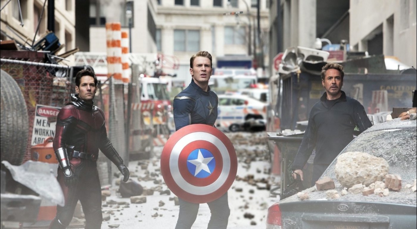 美國隊長（中）在劇中使用的招牌盾牌，目前已競標到新台幣近300萬元。（翻攝Ｈakes Auctions IG）