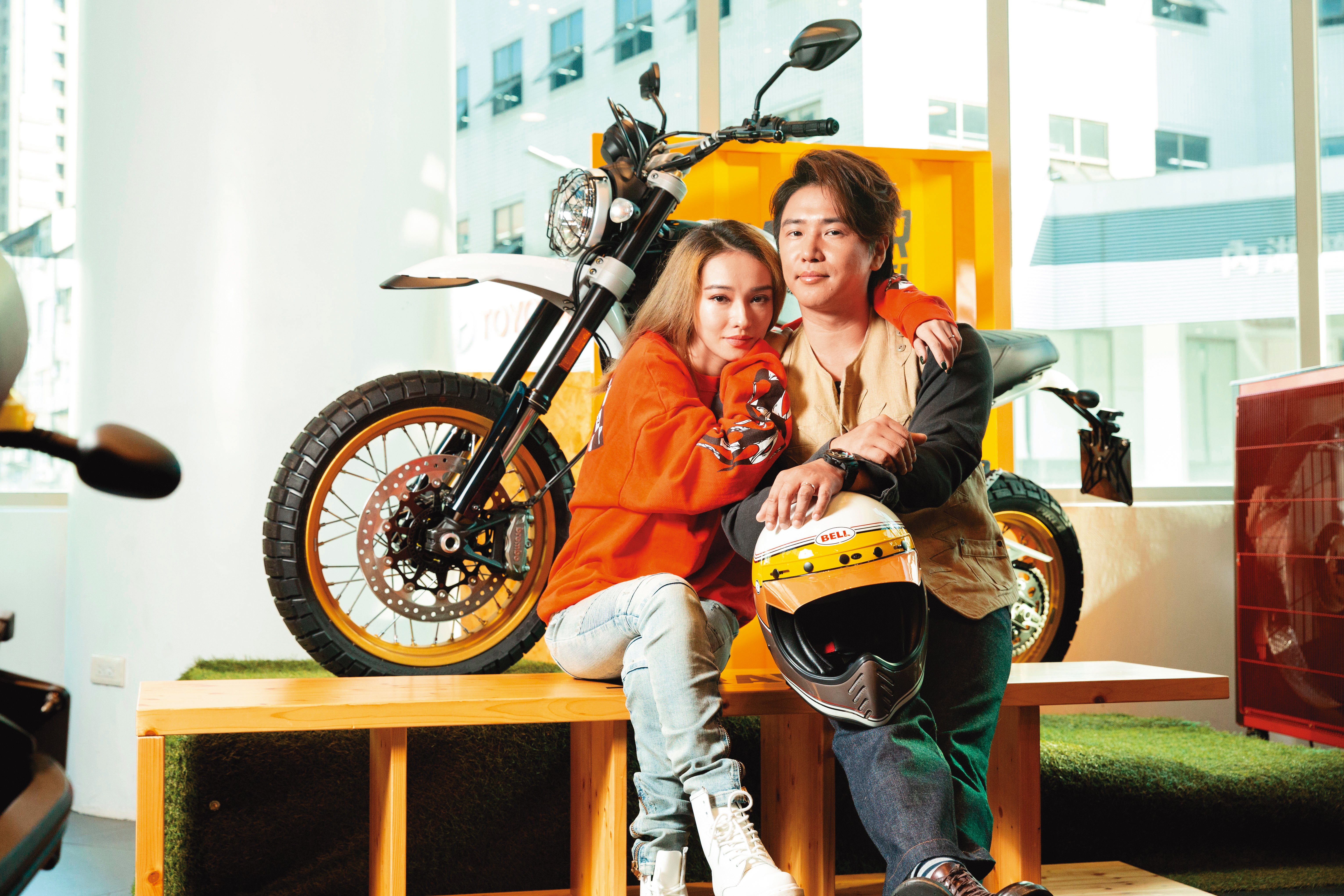 2019年10月，歐弟（右）還買了一輛110萬元重機，送給愛妻鄭雲燦（左）。