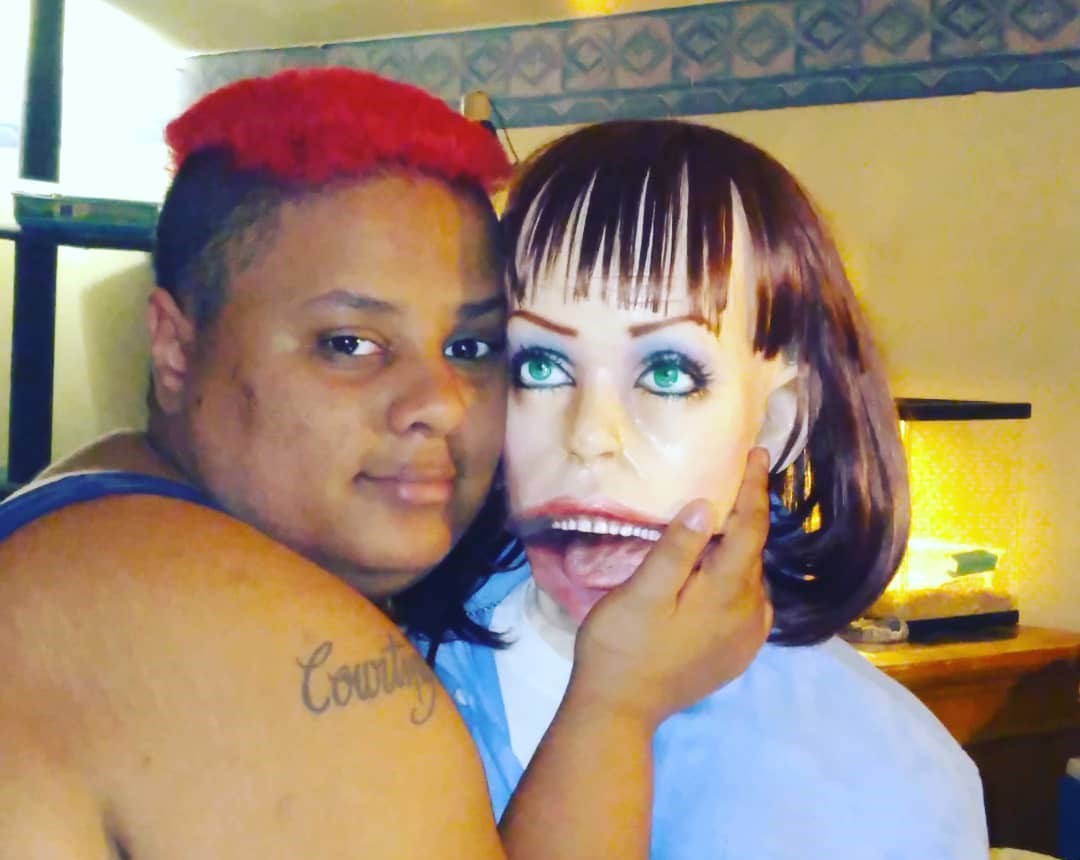 費莉絲蒂與自己的殭屍娃娃伴侶，詭異的夫妻關係引起一陣熱議。（翻攝Felicity IG）