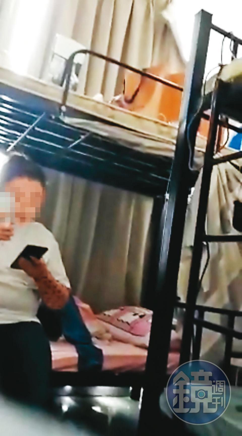 人力仲介謊稱提供單人宿舍,實際上卻是上下舖的狹小4人房。(讀者提供)
