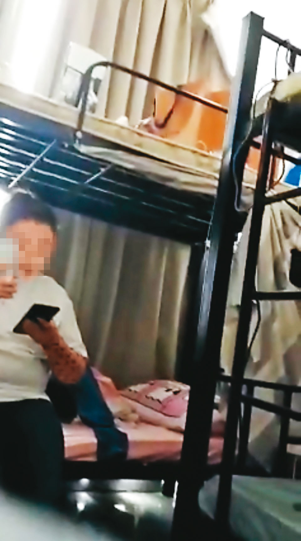 人力仲介謊稱提供單人宿舍，實際上卻是上下舖的狹小4人房。（讀者提供）