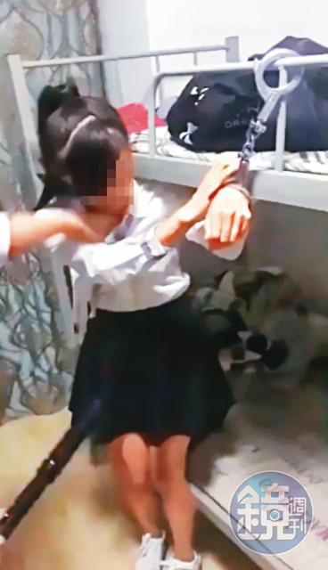 中國籍女子逃離杜拜黑心公司被抓回，慘遭上銬軟禁。（讀者提供）