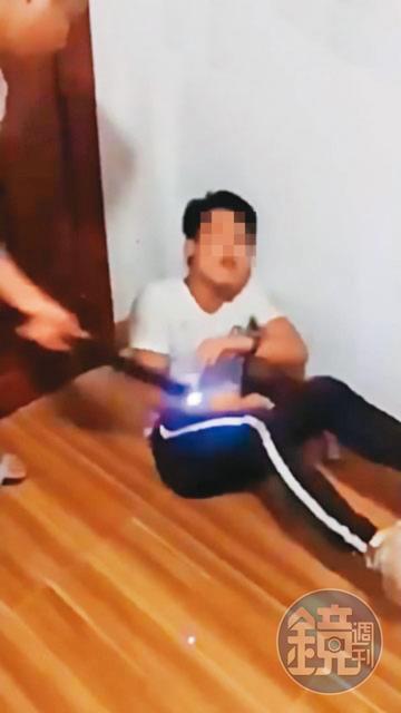 被騙到杜拜工作的男子不滿公司壓榨反抗,竟遭電擊處罰。(讀者提供)