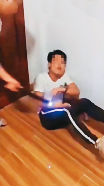 被騙到杜拜工作的男子不滿公司壓榨反抗,竟遭電擊處罰。(讀者提供)