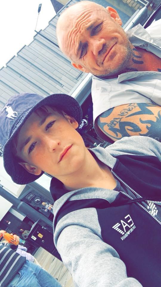 泰勒（左）因持槍殺人入獄服刑，父親的荒唐留言令人髮指。（翻攝Taylor Meanley Facebook ）