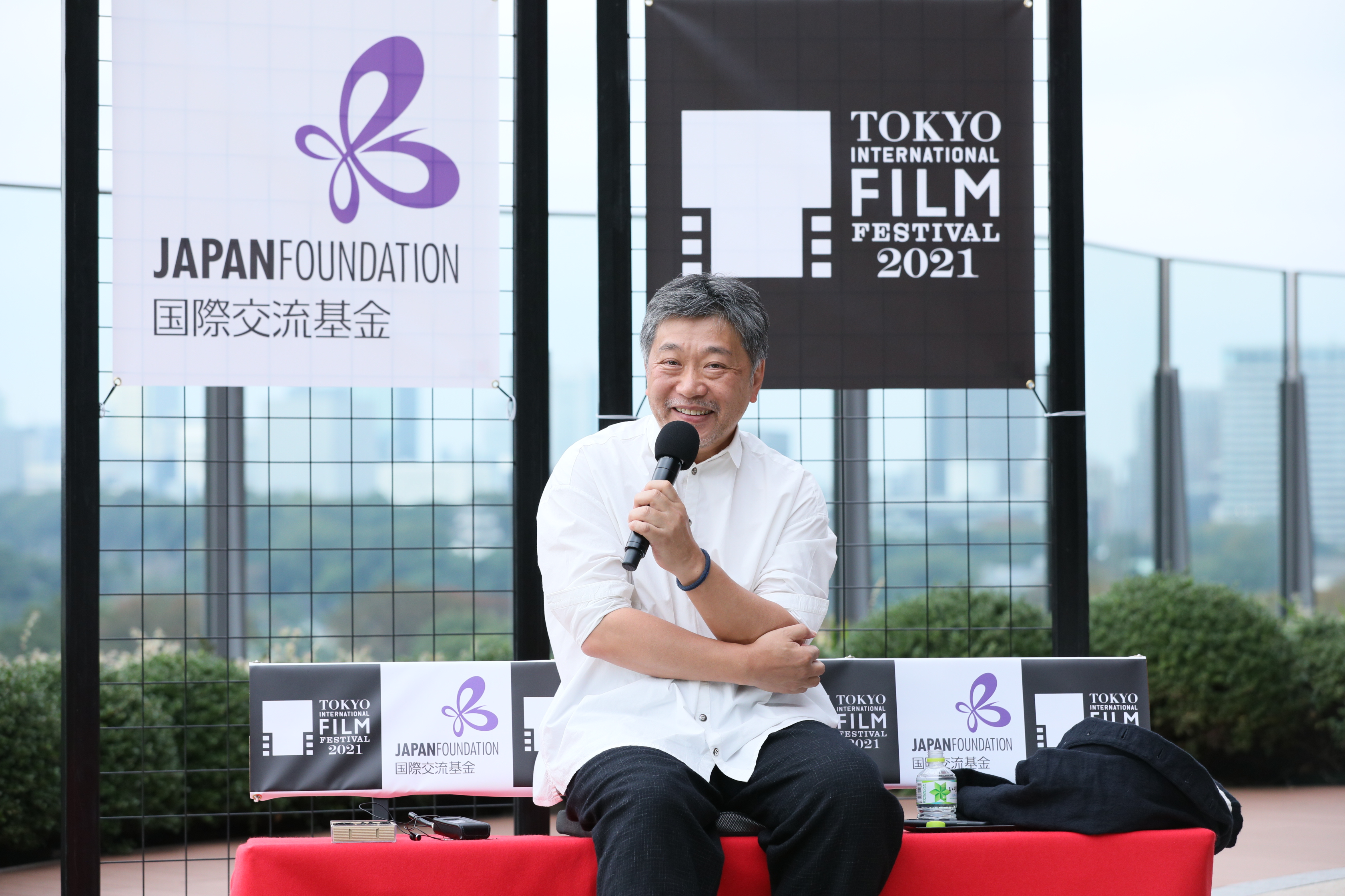 是枝裕和對華語導演如數家珍，頻問張震與各導演的合作感想。（東京國際影展提供）