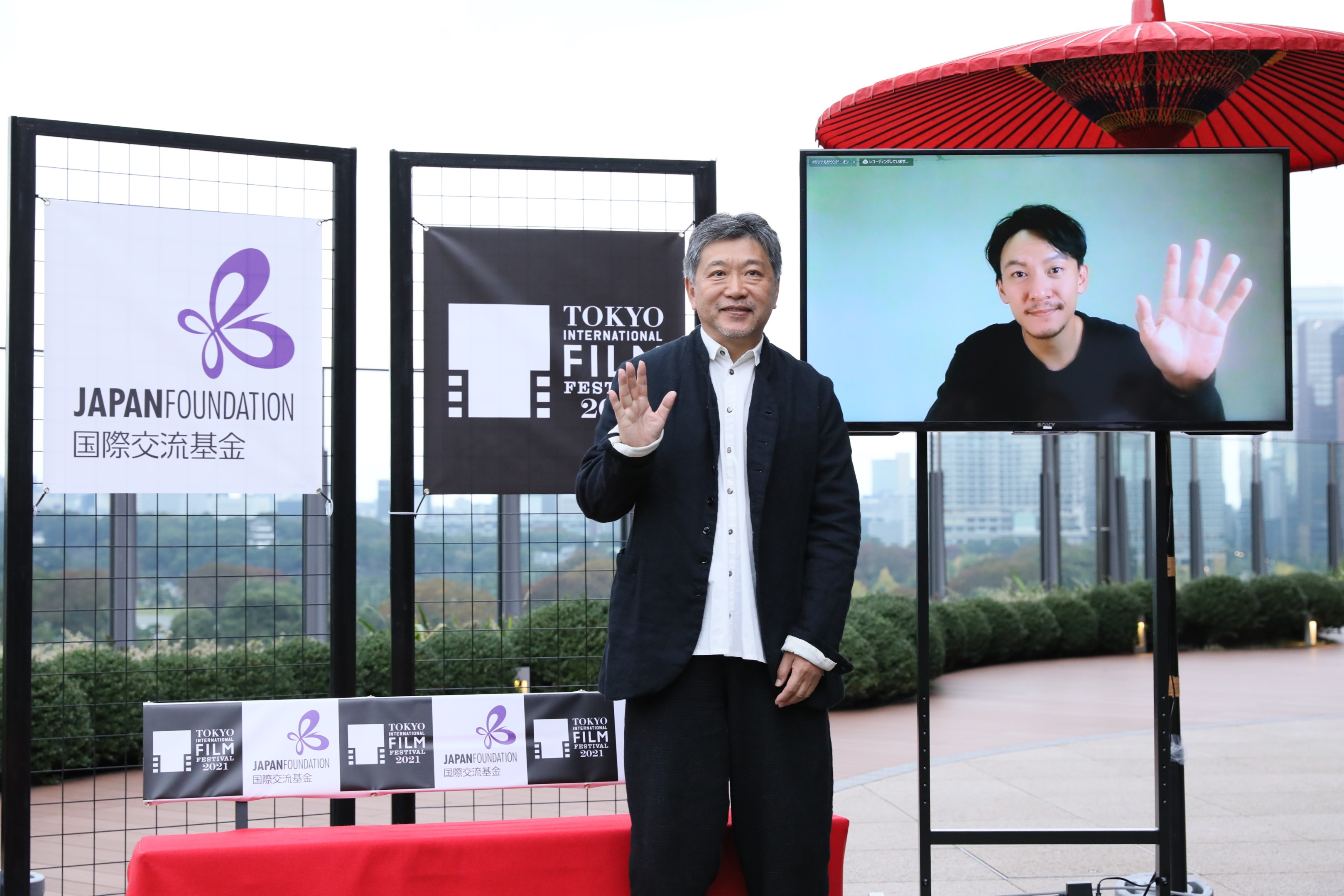 是枝裕和導演（左）今在東京國際影展的「亞洲交流LOUNGE」與張震跨國連線對談。（東京國際影展提供）