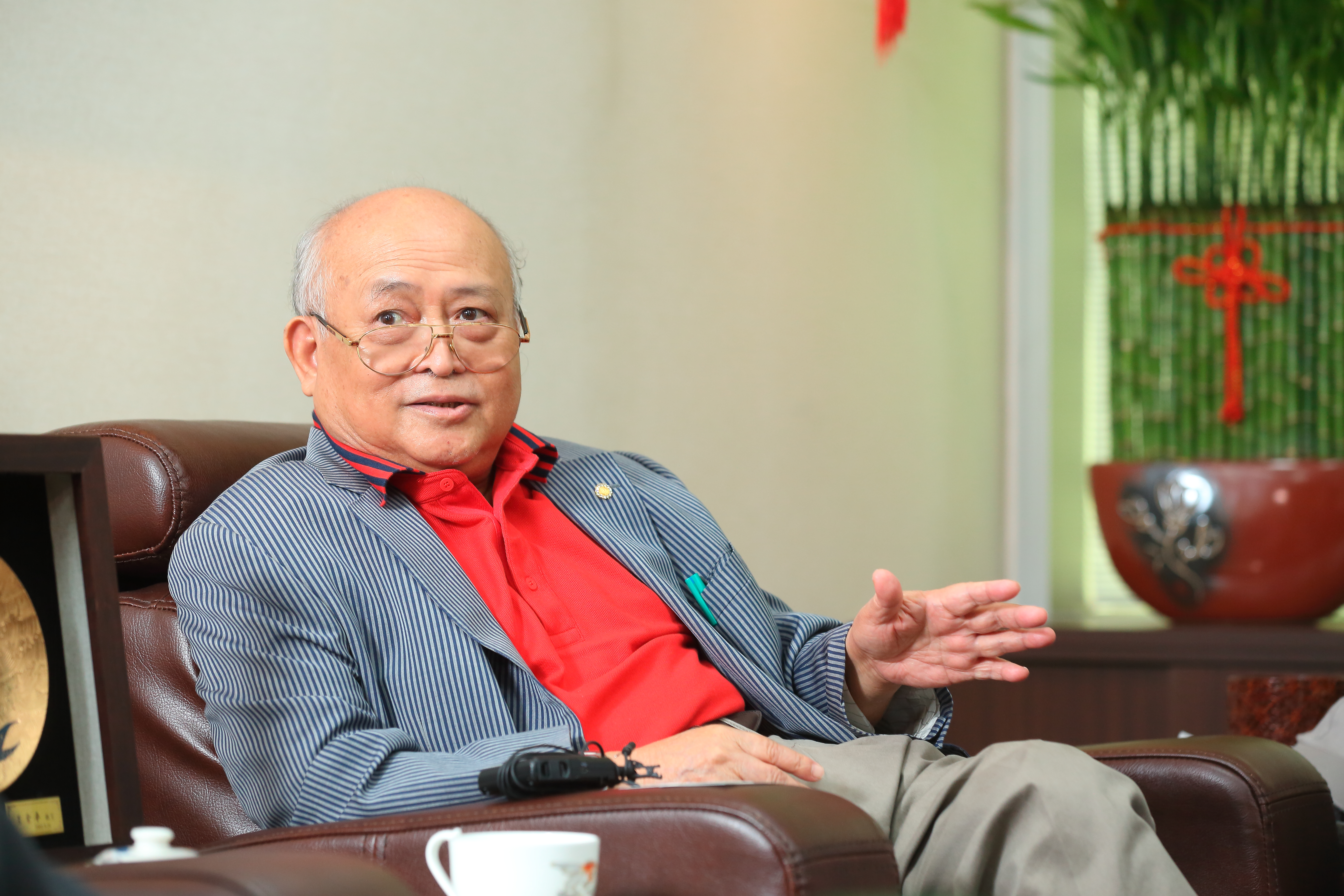 陳哲芳事業有成，生前早就完成交班。