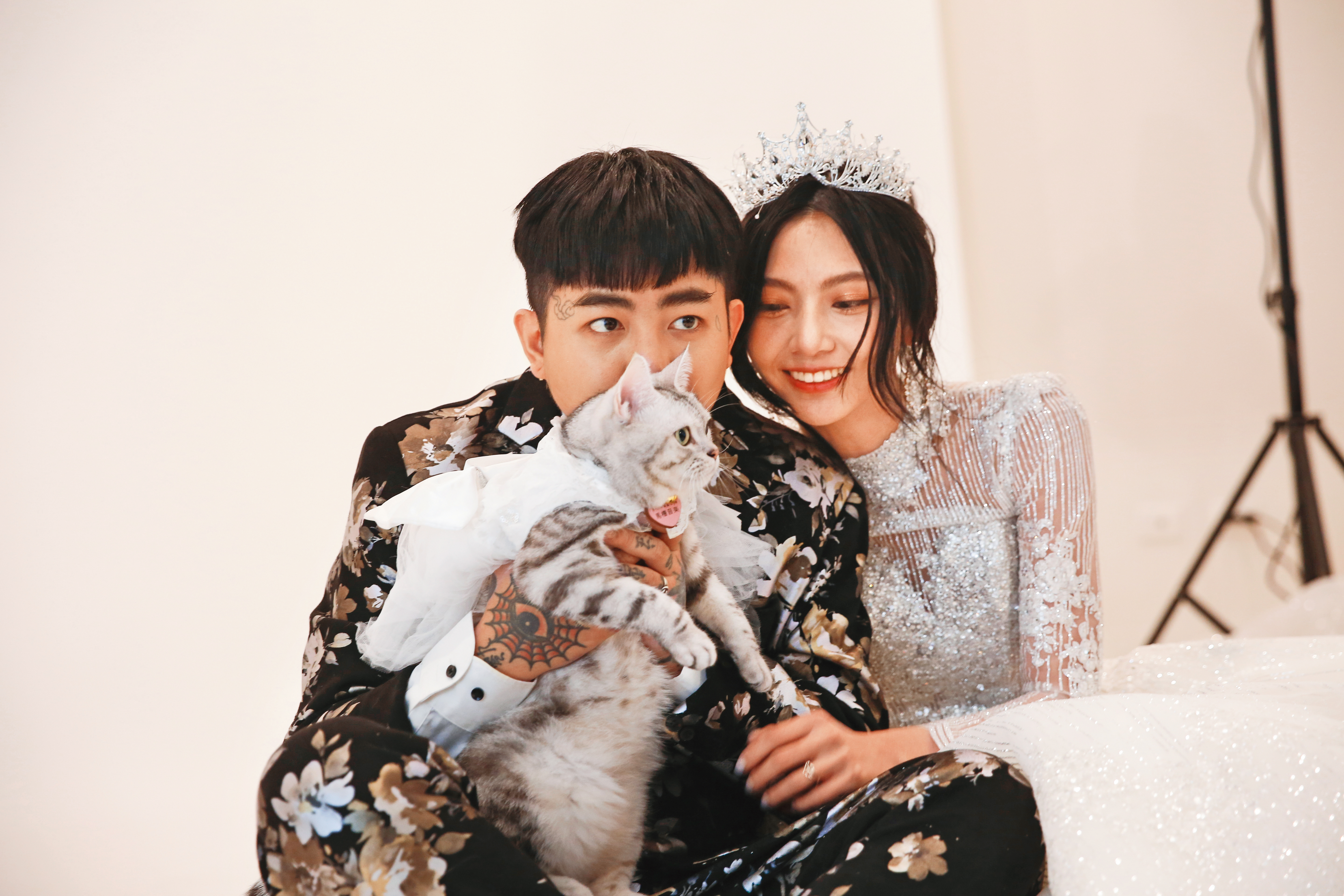 收養愛貓燙燙，讓謝和弦（左）與莉婭（右）心靈上有了寄託。