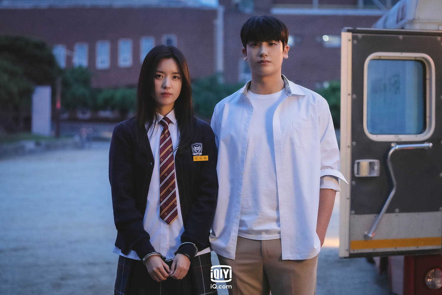 34歲的韓孝周與小5歲朴炯植在《Happiness毒樓》飾演昔日高中同窗，韓孝周穿上制服毫無違和感。（愛奇藝國際站提供）