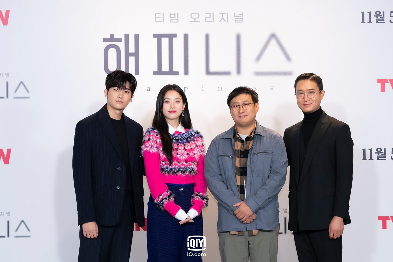 《Happiness毒樓》導演安吉鎬率主演韓孝周、朴炯植與趙宇鎮出席記者會。(愛奇藝國際站提供)