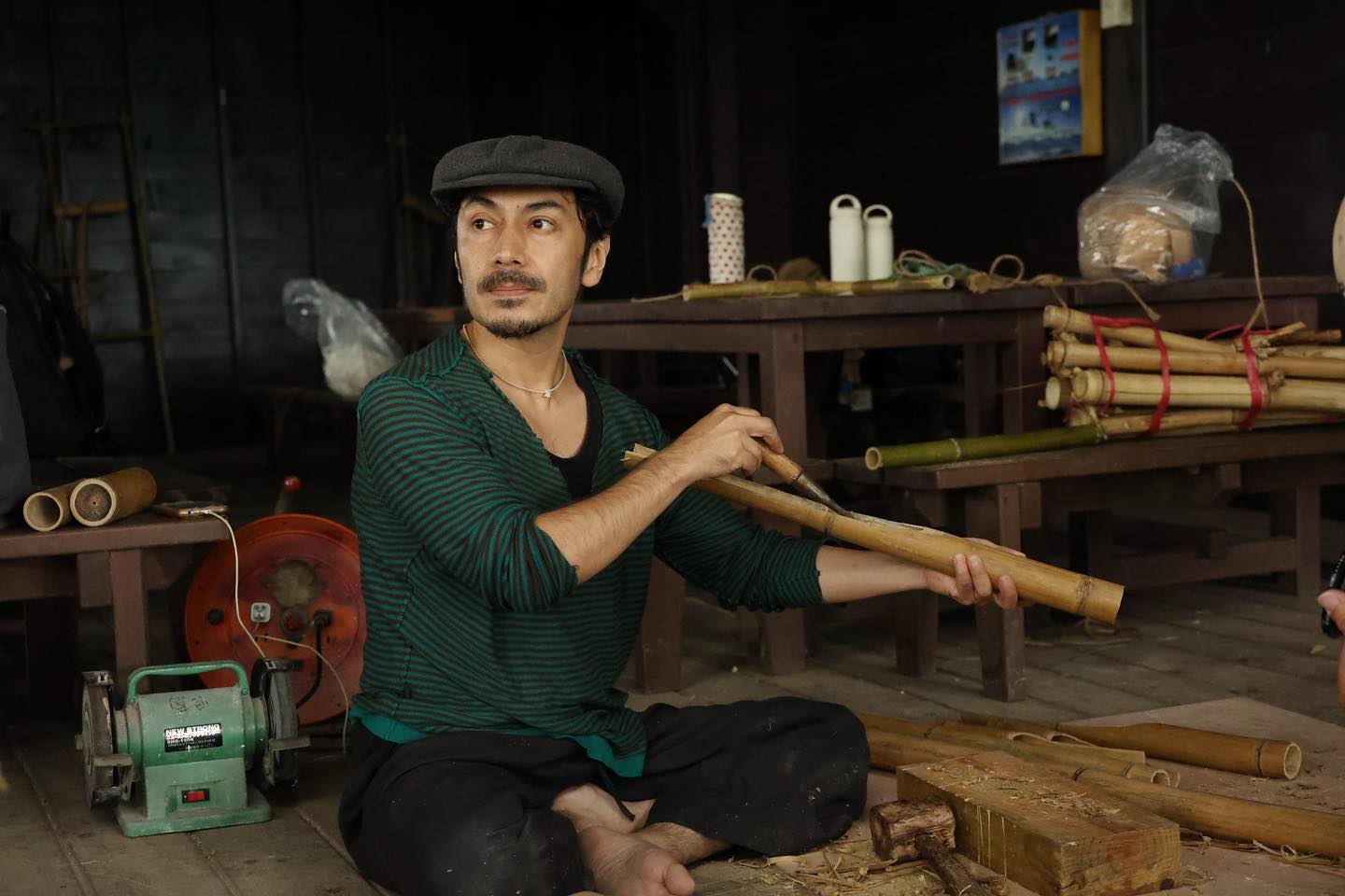 來自墨西哥藝術家Ivan曾經在印尼學習傳統樂器，這次也以竹子做為樂器。（關渡自然公園提供）