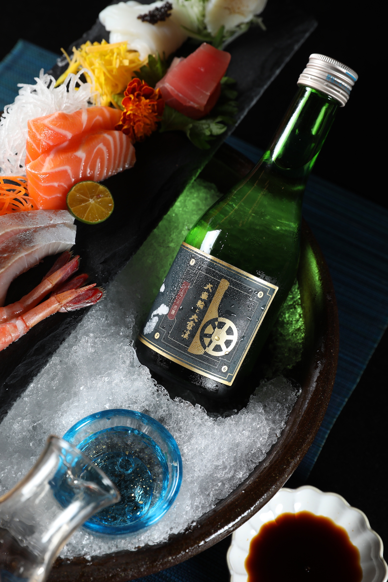 「初六の刺身與酒」精選7種時令⽣魚片及海鮮，佐以大車輪與日本酒造聯名的「大雪溪 阿爾卑斯吟釀清酒」。（1,280元／份，限定吟釀單點580元／瓶300ml）