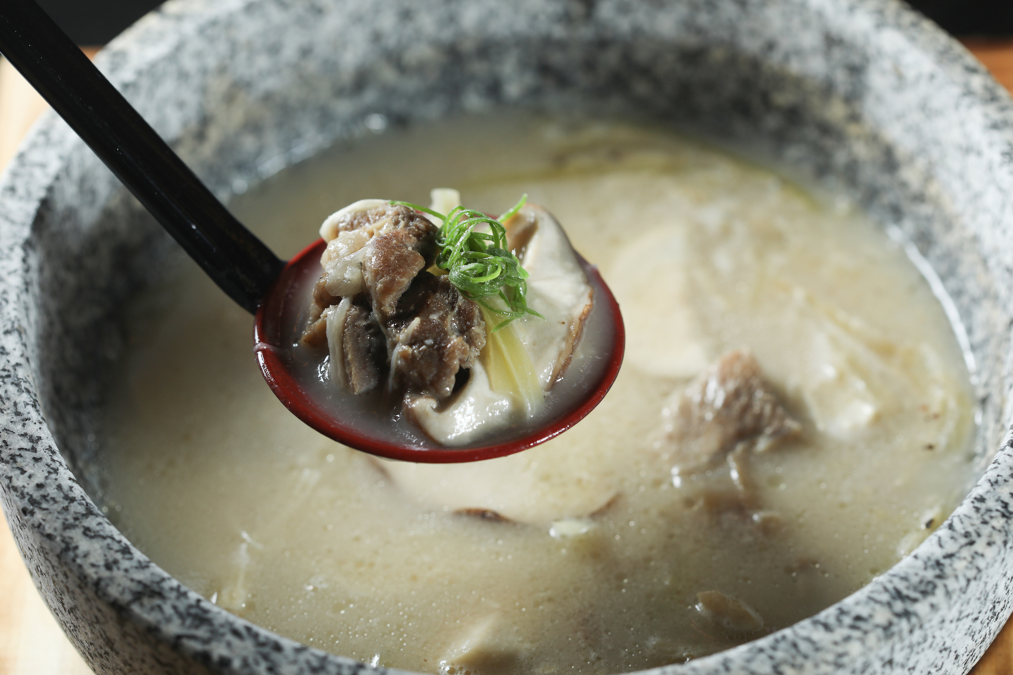 「岩鍋野菇豚骨白湯」乳白色的濃郁湯頭，充滿洋蔥與菇類的鮮甜風味。（180元／份）