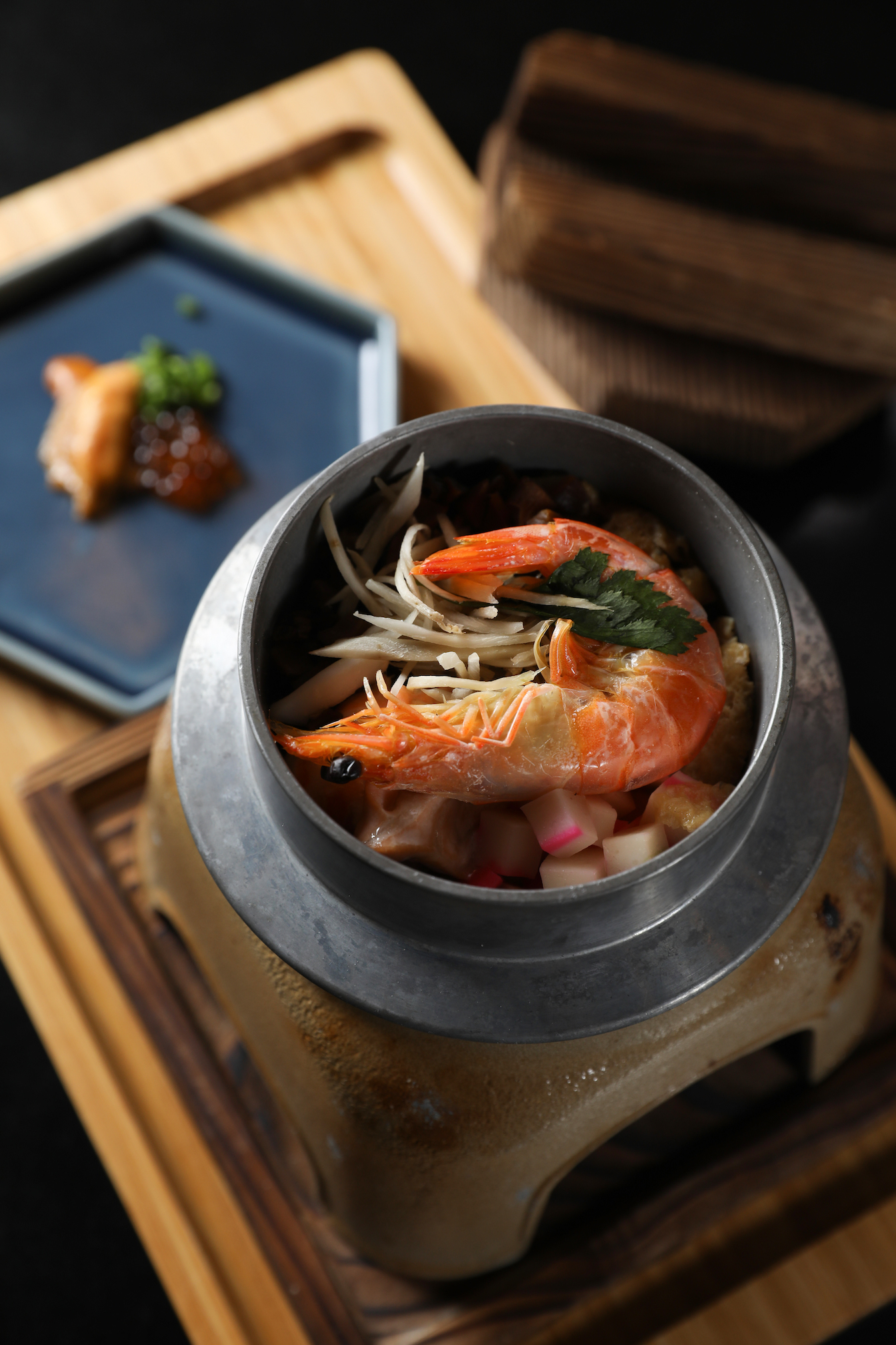 「17分の海膽釜飯」上桌前燜煮17分鐘，帶鍋巴感的釜飯拌入新鮮海膽，滋味迷人。（190元／份）