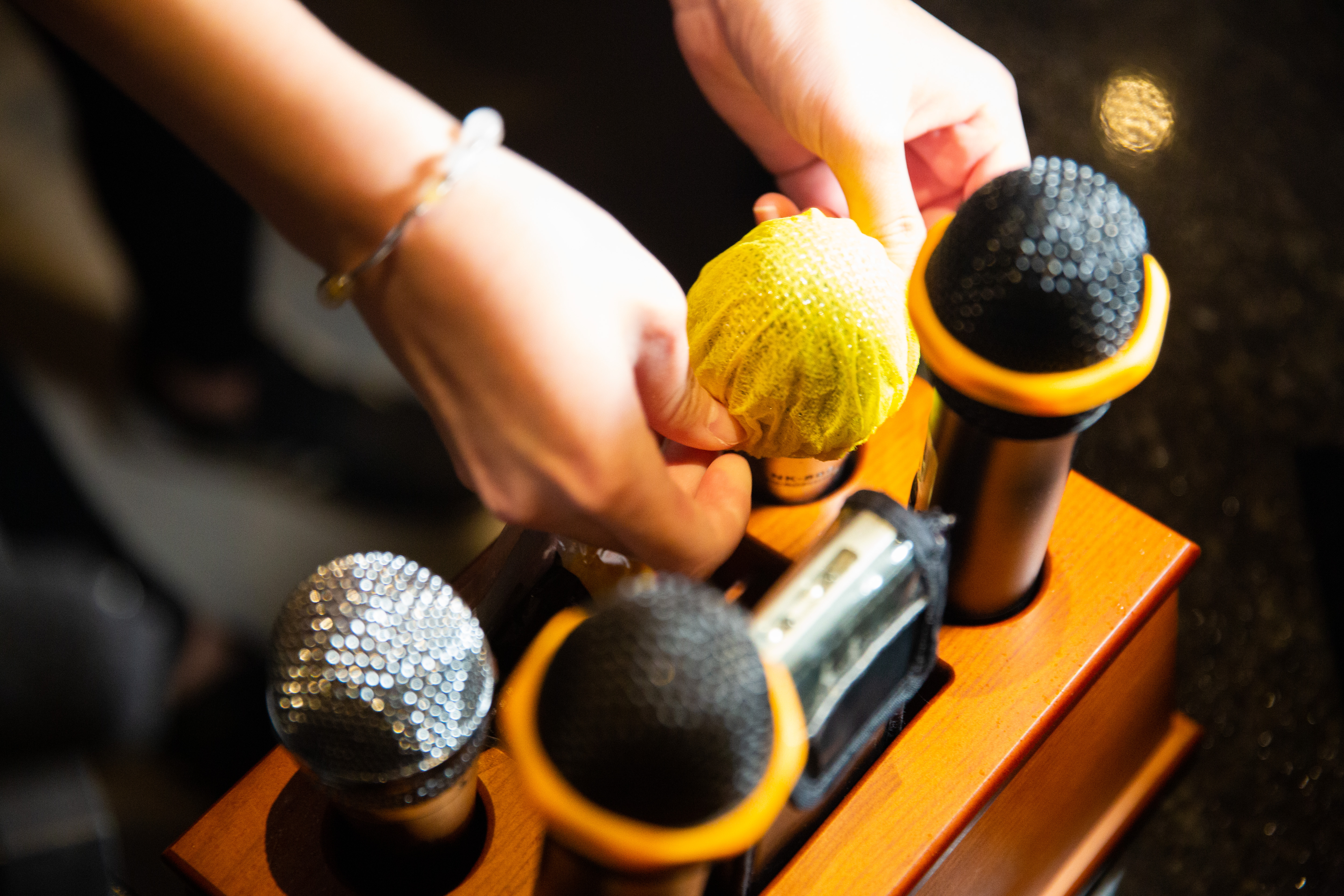 今起唱KTV可暫時脫下口罩，也開放包廂內飲食。