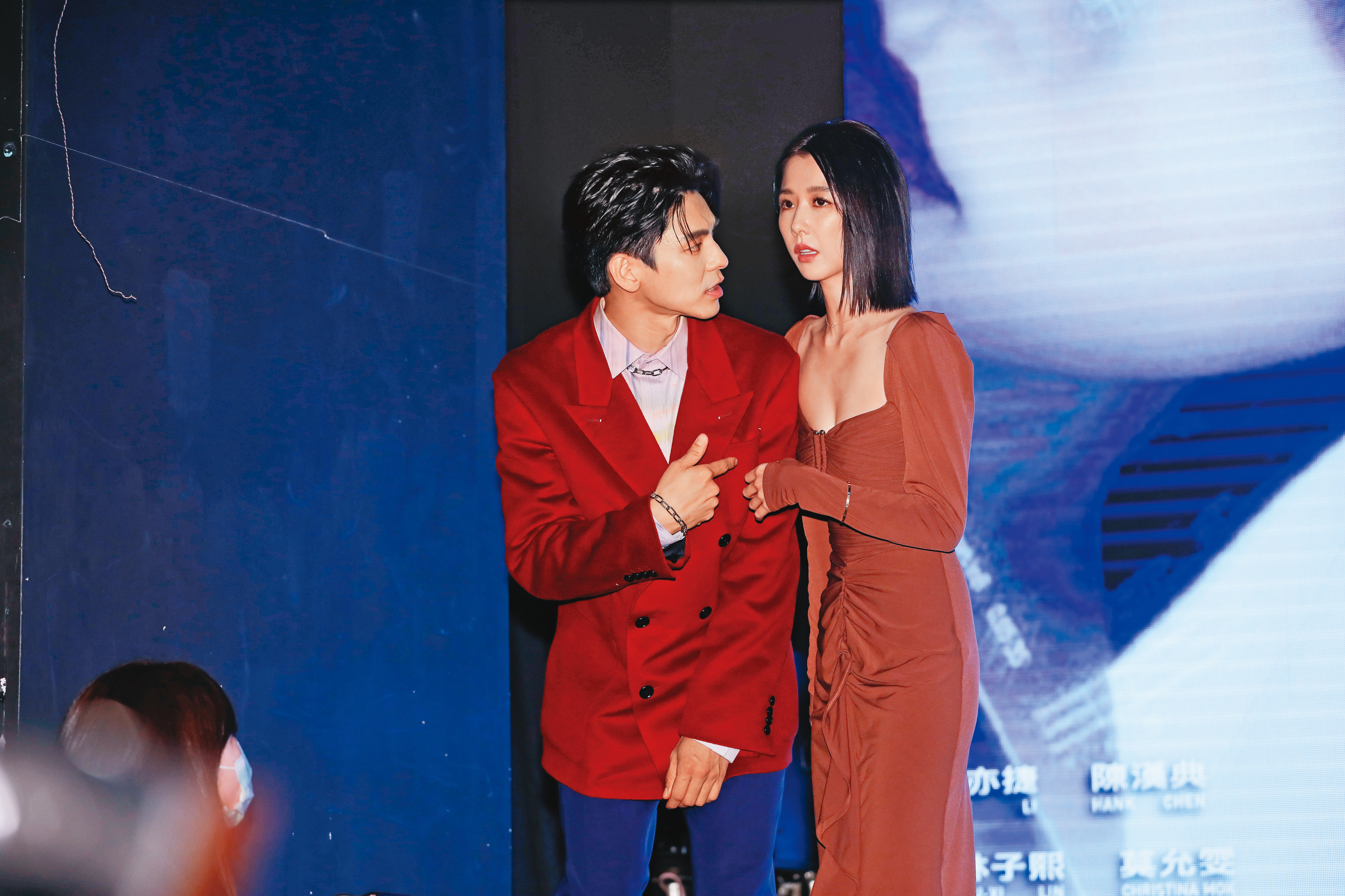 邵雨薇（右）深U投出「觸身球」，小編對林柏宏（左）投以羨慕眼光。