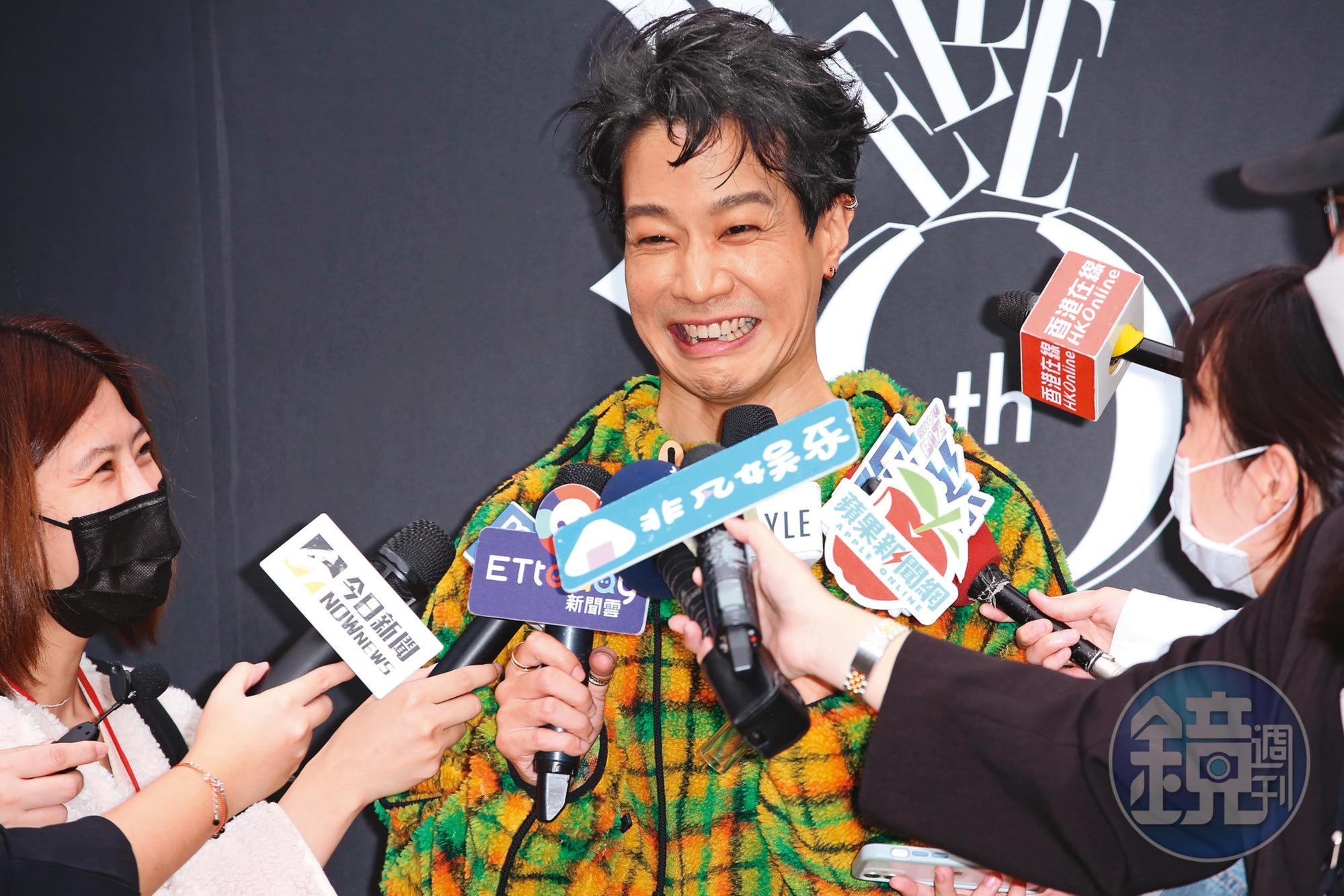 剛在第56屆金鐘獎摘下迷你劇集最佳男配角、戲劇最佳男主角的薛仕凌,也參加《Elle》特展,他的牙齒休誇黃,只能給70分。