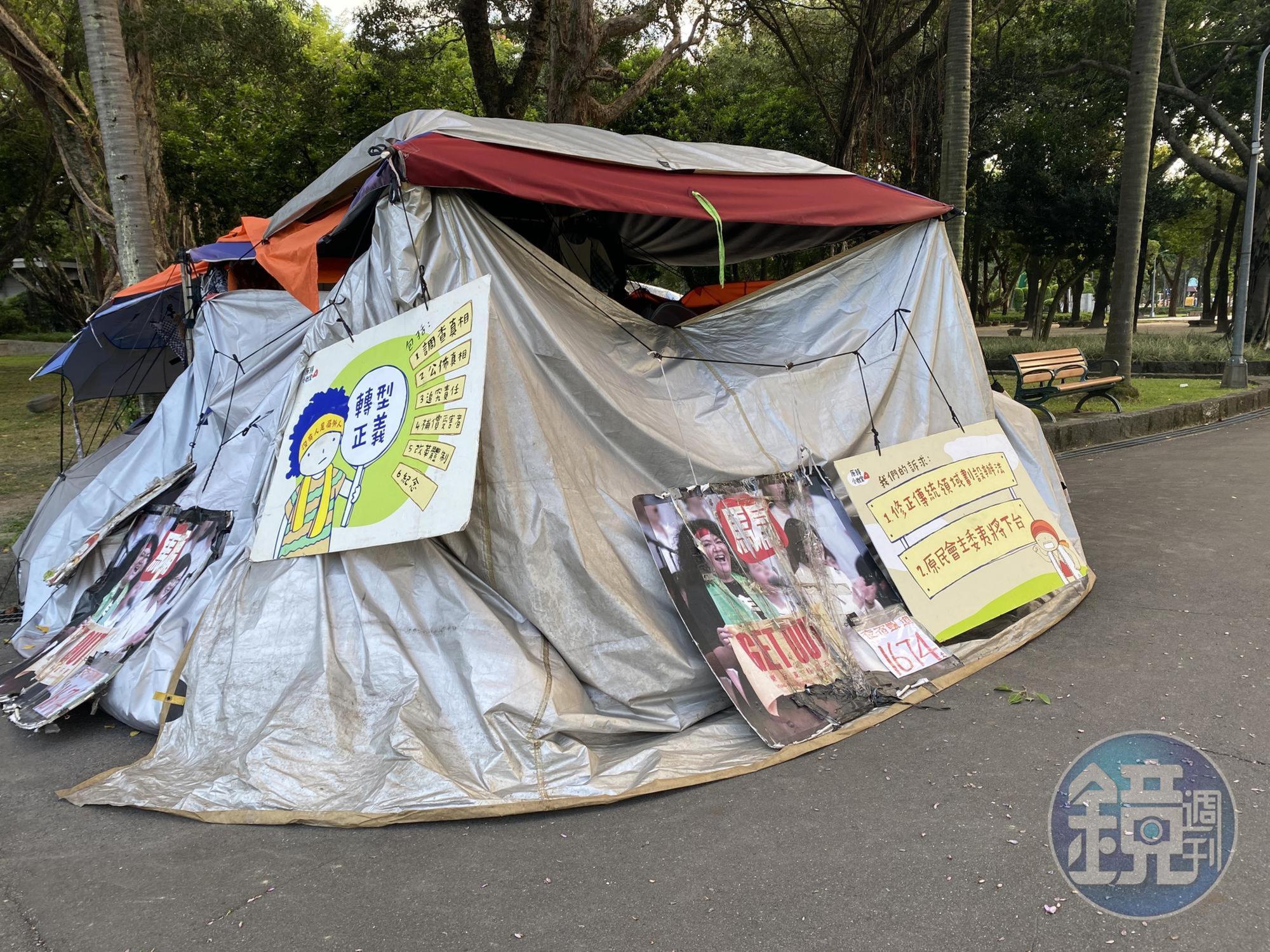 凱道部落如今落腳二二八公園內，持續進行抗爭。