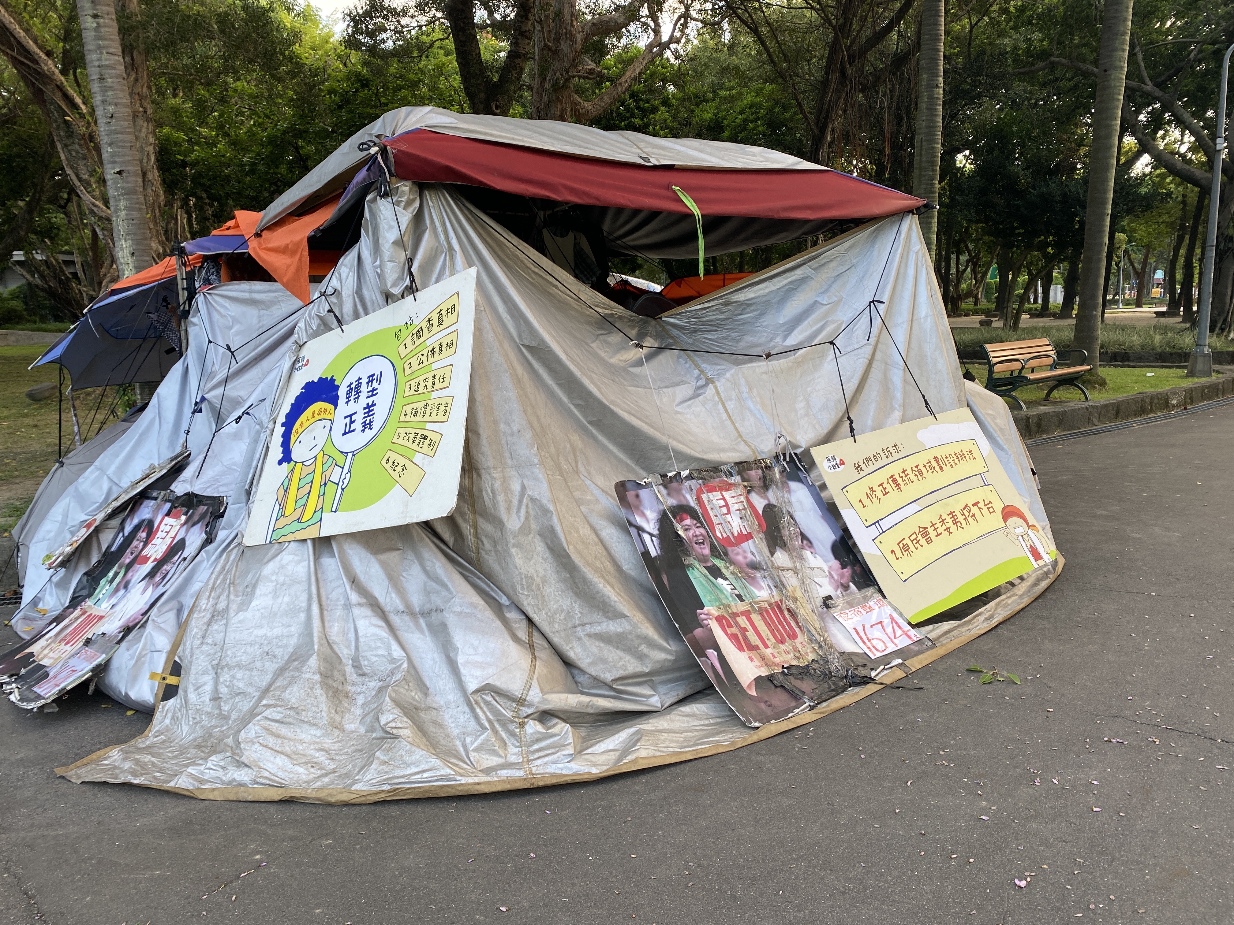 凱道部落如今落腳二二八公園內，持續進行抗爭。