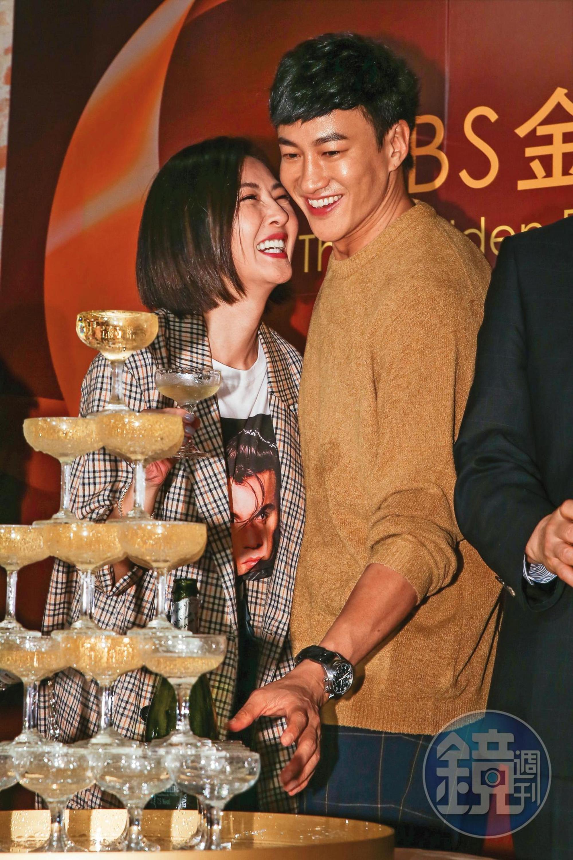何潤東(右)和老婆Peggy(左)在金鐘獎慶功宴上開心慶祝。