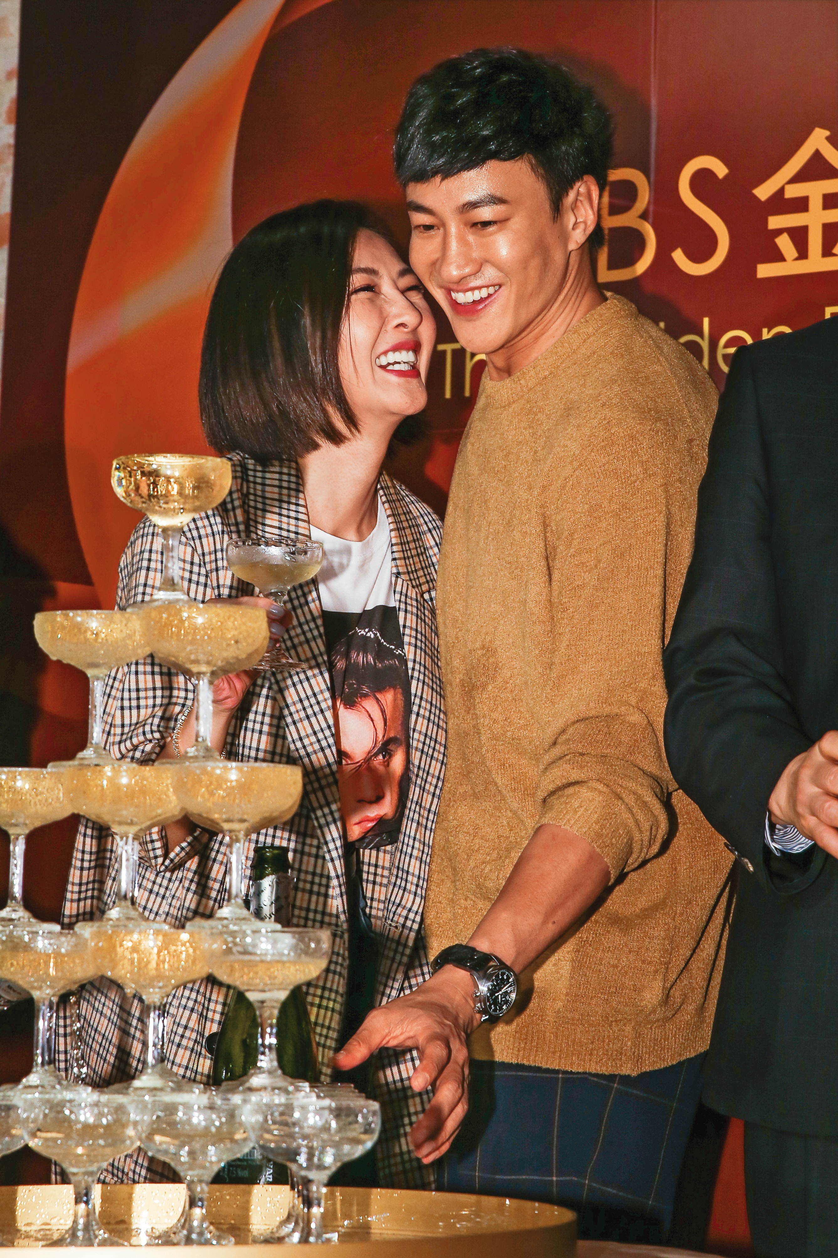 何潤東（右）和老婆Peggy（左）在金鐘獎慶功宴上開心慶祝。