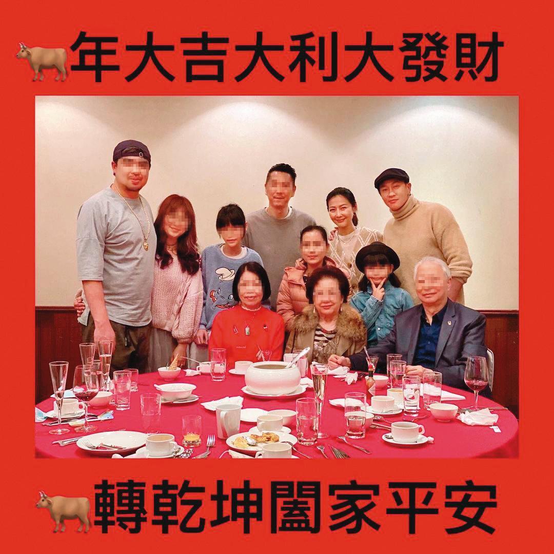 何潤東(後排右一)和老婆、雙方家人一起吃年夜飯。(翻攝自Peggy IG)