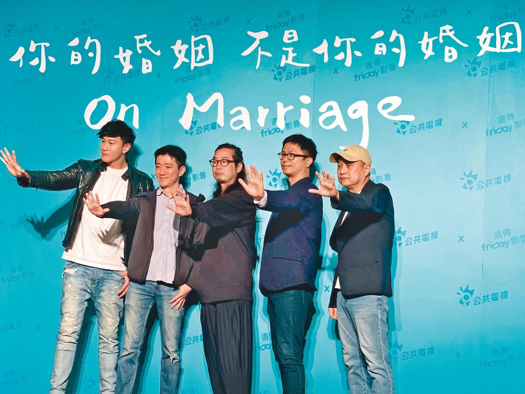 何潤東(左一)是公視《你的婚姻不是你的婚姻》導演之一。右起為導演鄭文堂、高炳權、許富翔與徐漢強。(翻攝自頤東娛樂臉書)