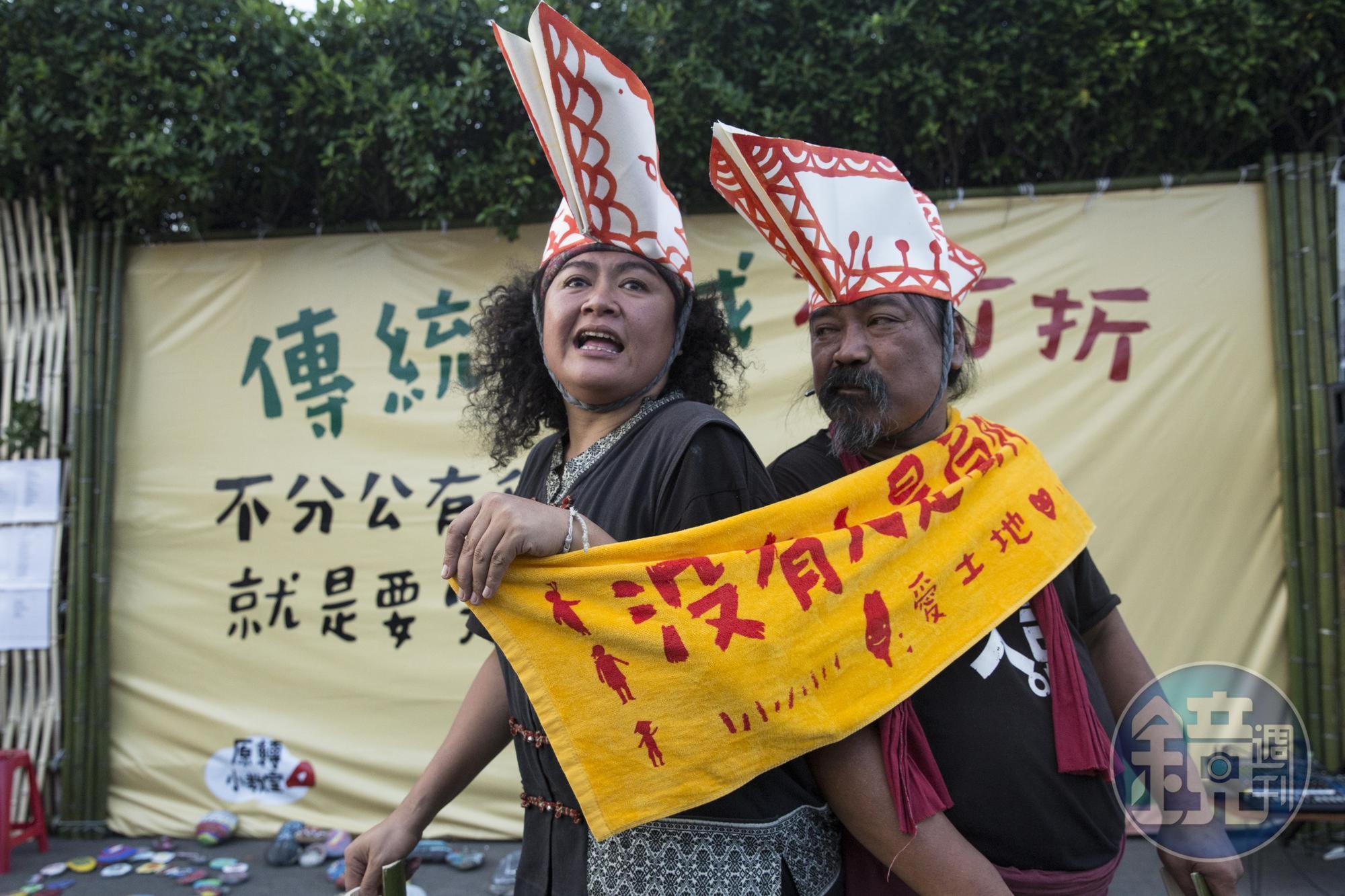 巴奈在「凱道部落」為原住民傳統領域發聲，喊出知名口號「沒有人是局外人」。（本刊資料照）