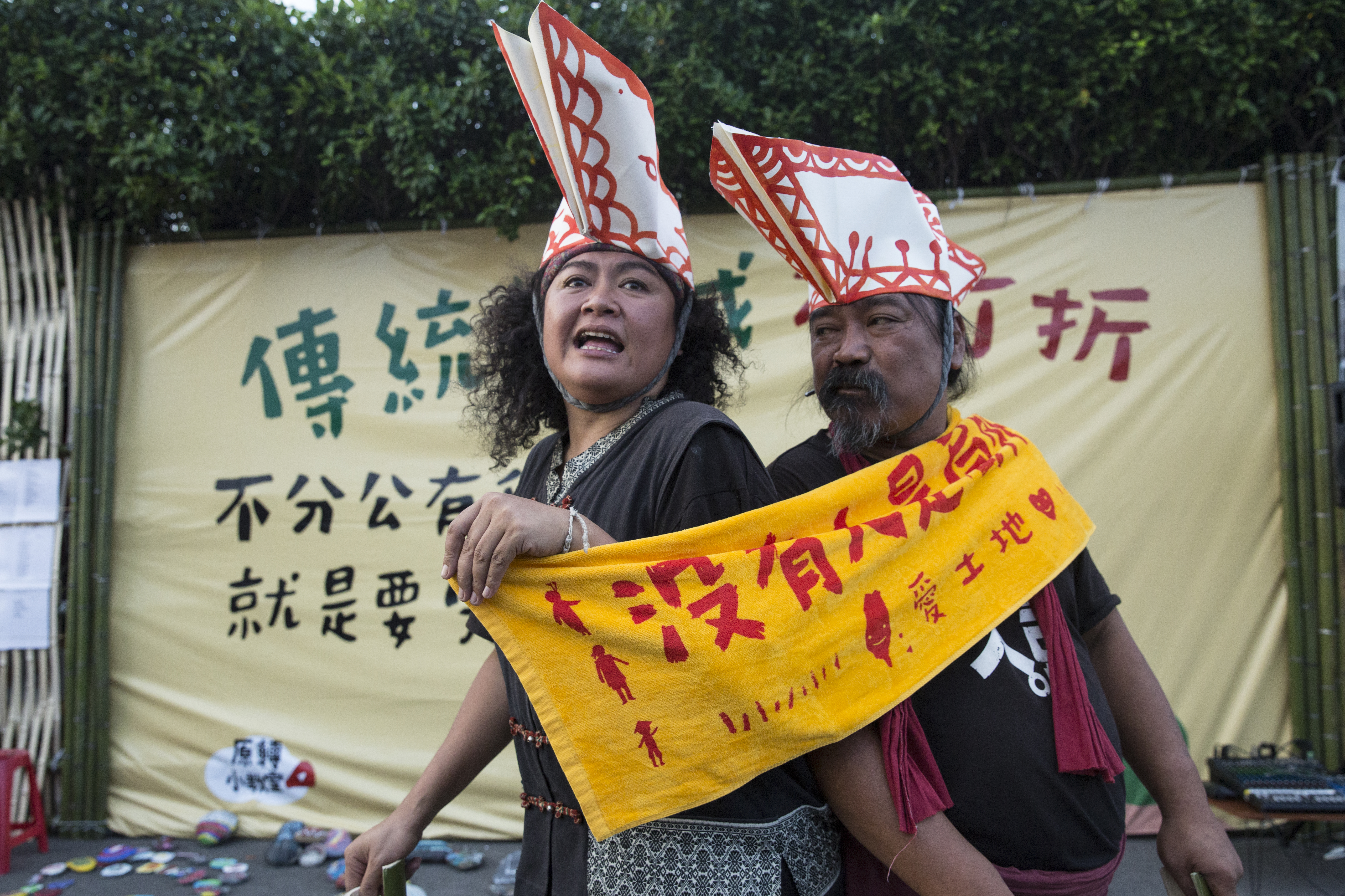 巴奈在「凱道部落」為原住民傳統領域發聲，喊出知名口號「沒有人是局外人」。（本刊資料照）