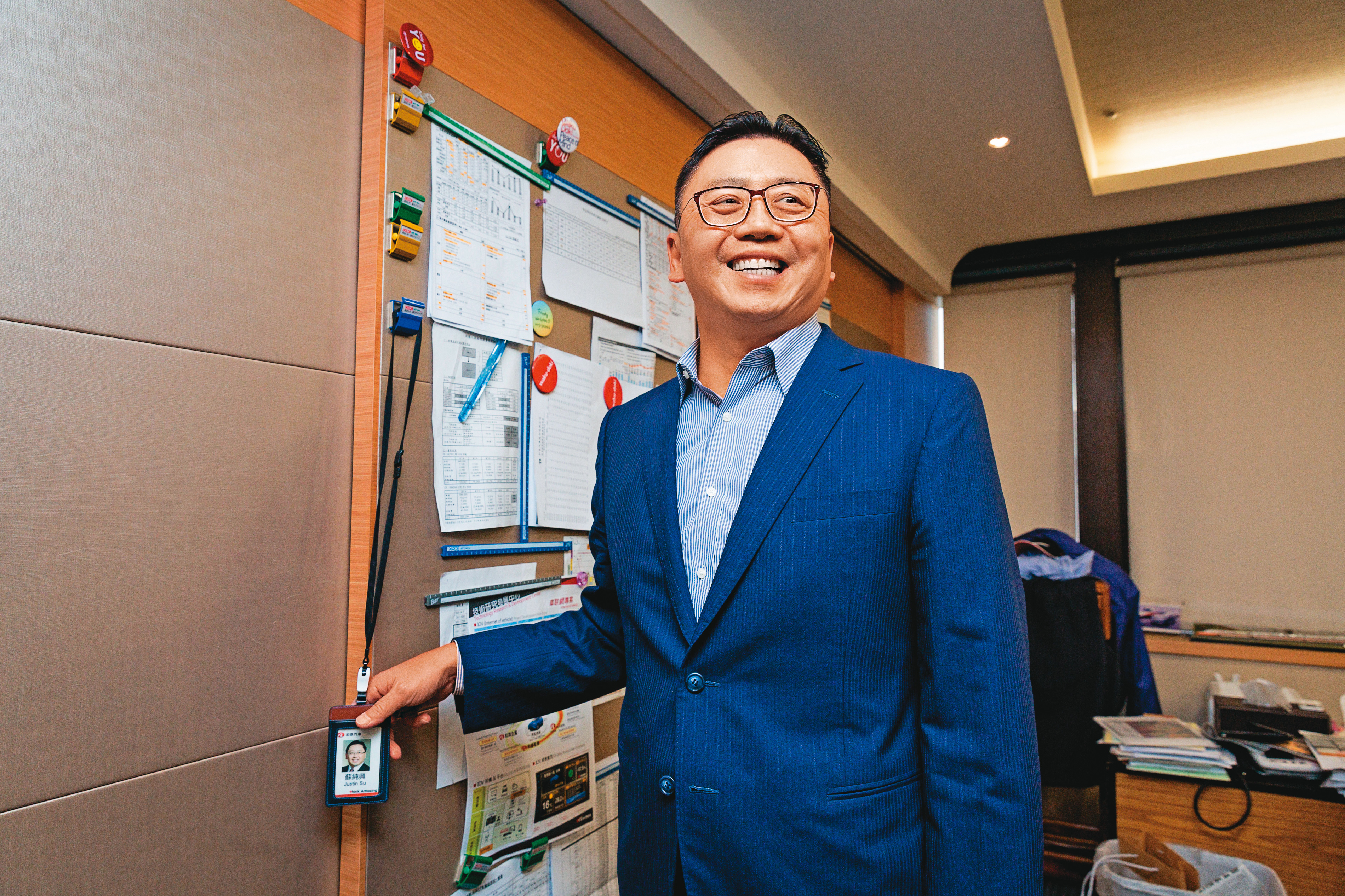 蘇純興年輕時曾赴日本豐田實習2年，辦公室牆上掛滿A3管理報表，坦承自己有豐田DNA。