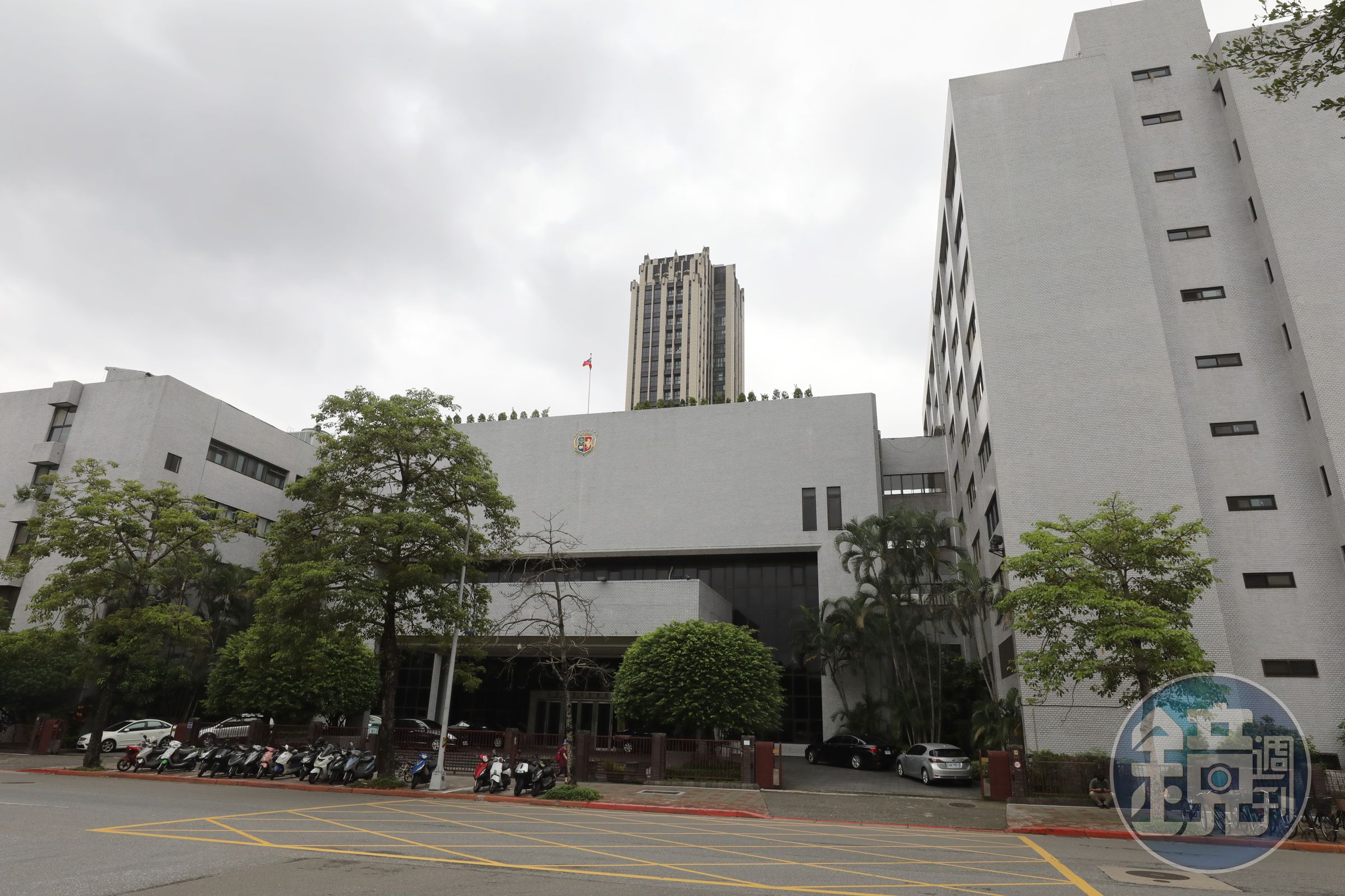 一名在受訓的學習司法官因酒後嗆警被依妨害公務罪將他緩起訴；圖為法務部司法官學院外觀。（本刊資料照）