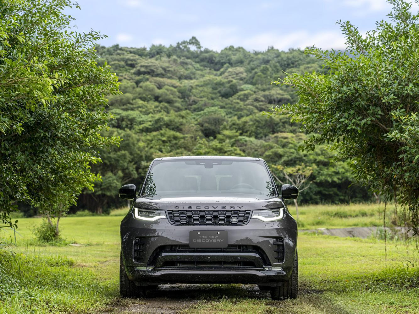 New Land Rover Discovery外觀造型全面革新,全新設計的LED日行燈形塑更為銳利的神韻。
