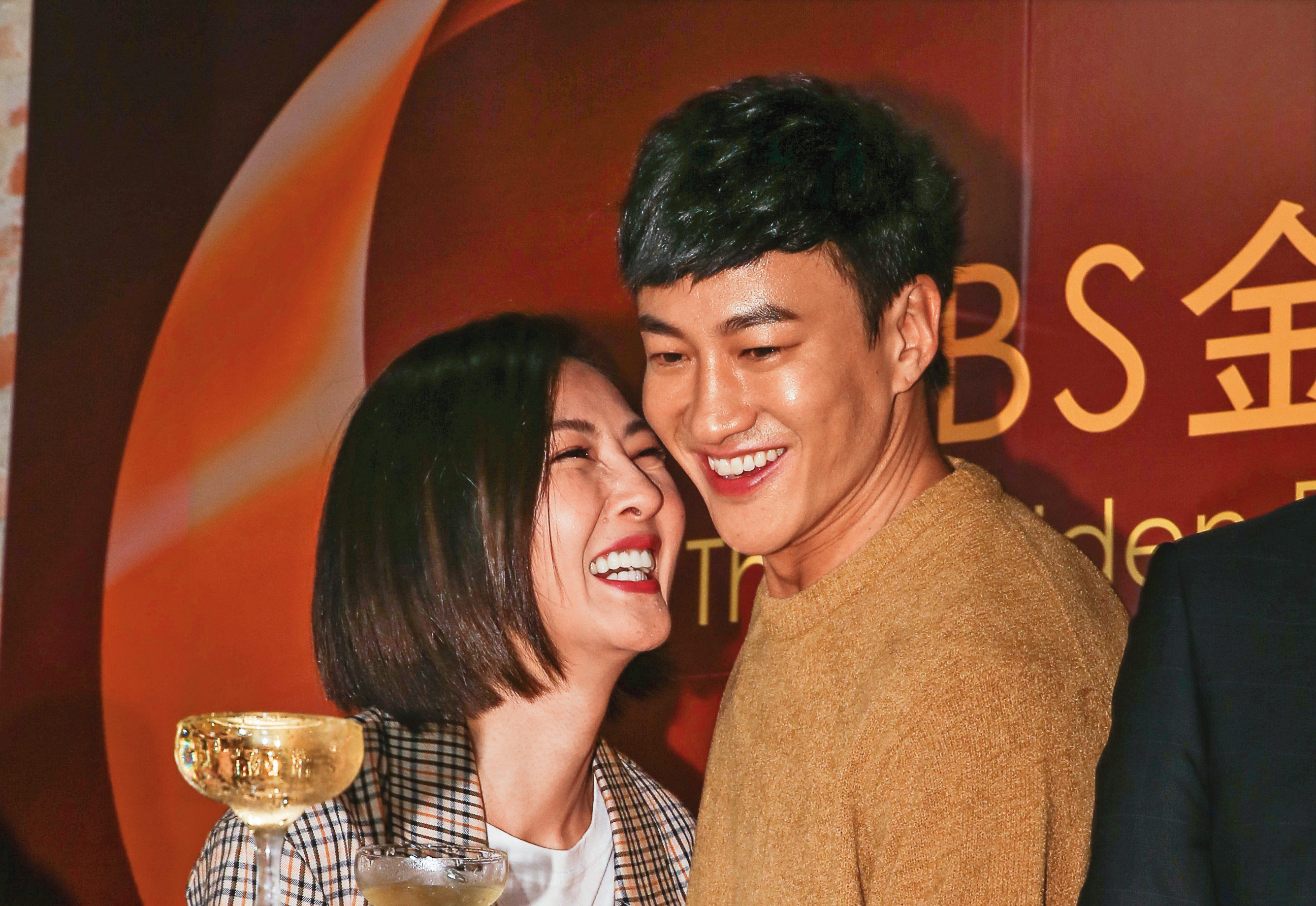 何潤東（右）和老婆Peggy（左）在金鐘獎慶功宴上開心慶祝。