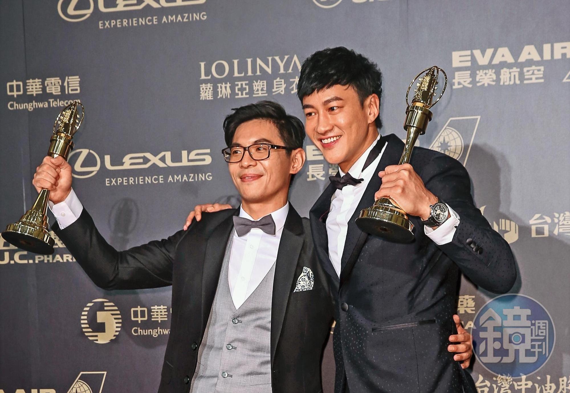 何潤東(右)和姜瑞智(左)因執導《翻牆的記憶》,雙雙拿下金鐘獎戲劇節目導演獎。